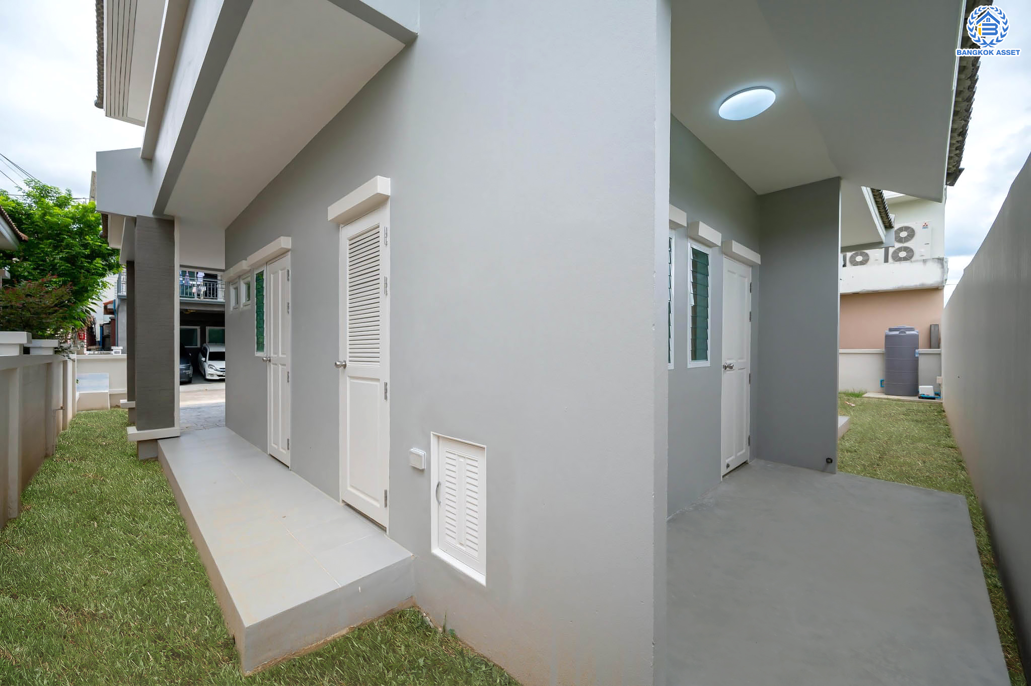 บ้านมือสองตกแต่งใหม่ โครงการ นาราวัลย์ บรมราชชนนี เนื้อที่ 71.8 ตร.ว. ฟังก์ชัน 3 ห้องนอน 4 ห้องน้ำ 1 ห้องแม่บ้าน จอดรถได้ 2 คัน บนพื้นที่ใช้สอยเกือบ 220.58 ตร.ม. พร้อมพื้นที่สีเขียวสนามหญ้ากว้างขวาง ตอบโจทย์ครอบครัวใหญ่ บนทำเลศักยภาพ เชื่อมต่อทั้งถนนกาญจนาภิเษก และทางคู่ขนานลอยฟ้าบรมราชชนนี ใกล้ ม.มหิดล, สถานีขนส่งสายใต้ใหม่ และเซ็นทรัลปิ่นเกล้า